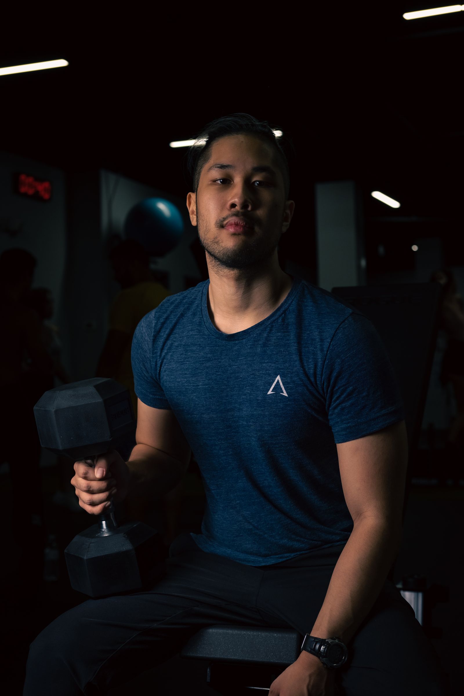 Exercício com halter em ambiente de treinamento